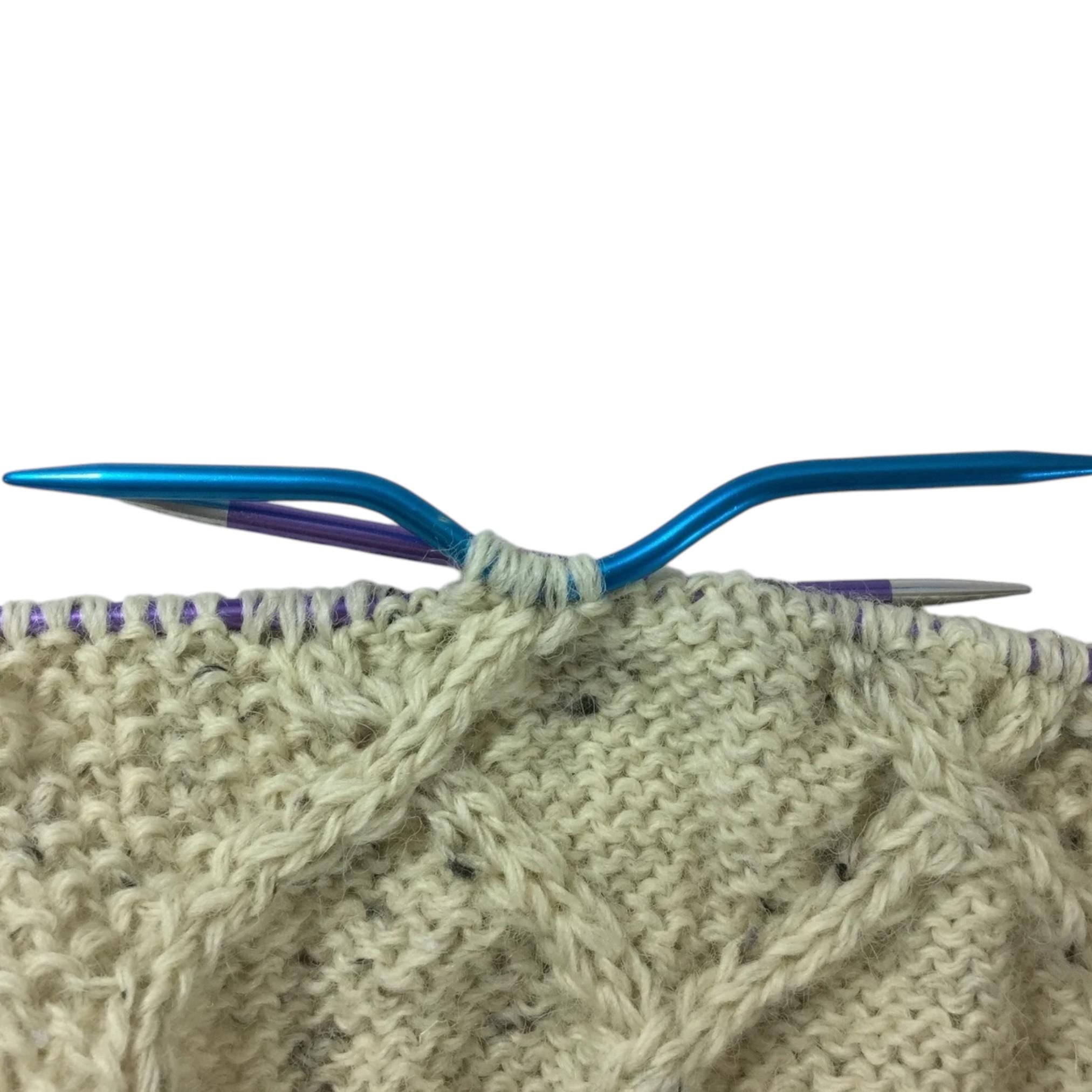 Set of 3 coloured aluminium bent cable needles in varying sizes